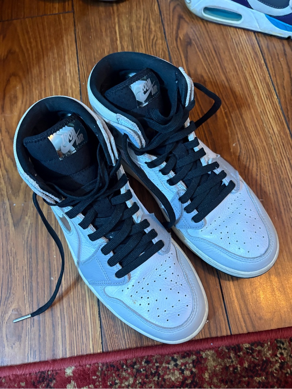 Nike Mid-Top Sneakers in white and Black